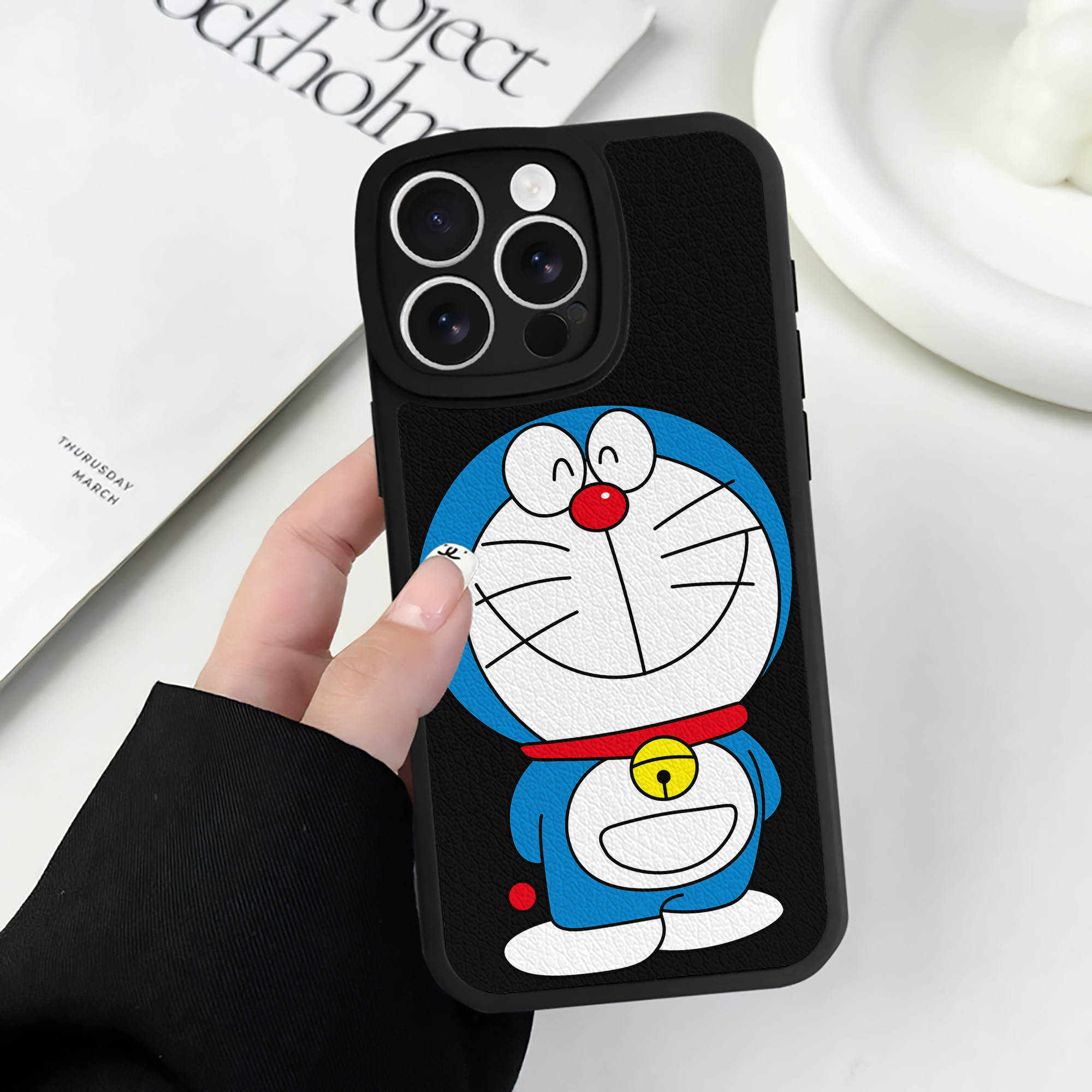 （画像用） ドラえもん Doraemon 【iPhone 16シリーズ対応】シリコンスマホケース（レザー調） 材質：シリコン